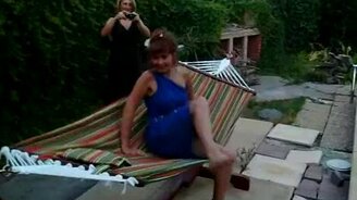 Курицы возле гамака - смотреть видео (0:33)