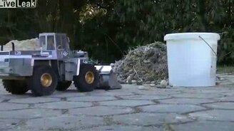 Экскаватор в миниатюре - смотреть видео (1:06)