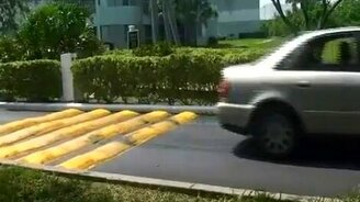 Беспощадный лежачий полицейский - смотреть видео (1:03)