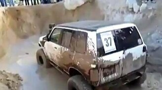 Выехал из глубокой ямы на джипе - смотреть видео (0:57)