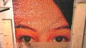 Портрет из цветных гвоздиков - смотреть видео (1:38)