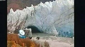 Ледник в Аргентине рушится - смотреть видео (1:44)