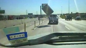 Матрас улетел во время езды - смотреть видео (0:17)