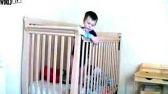 Хотел поднять бутылочку с молоком - смотреть видео (0:24)