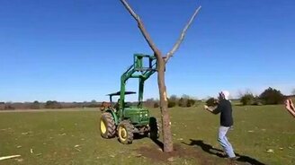 Бросок в кольцо из гигантской рогатки - смотреть видео (0:53)