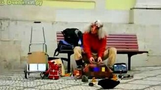 Креативный уличный музыкант - смотреть видео (4:40)