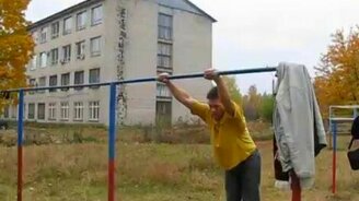 Здорово крутится вокруг турника - смотреть видео (3:26)