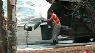 Разъярённый мусорщик - смотреть видео (0:45)