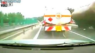 Очень перегруженный грузовик - смотреть видео (0:25)