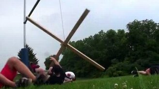 Сели вчетвером на крест - смотреть видео (0:48)