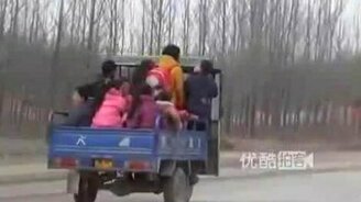 Так в Китае возят школьников - смотреть видео (2:00)