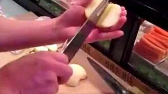 Мастер по чистке яблока - смотреть видео (0:39)