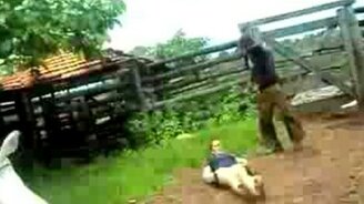 Не подходи к рожающей корове - смотреть видео (0:22)