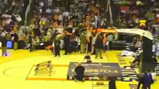 Залетел в корзину за мячом - смотреть видео (0:29)