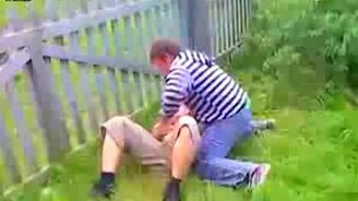 Чуть пополам не сломался на заборе - смотреть видео (0:29)