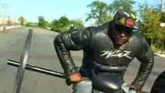 Трюк мотоциклиста со штангой - смотреть видео (0:52)