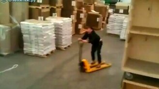 Дрифт на гидравлической тележке - смотреть видео (0:32)