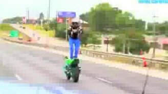 Крутой трюк на мотоцикле - смотреть видео (1:26)