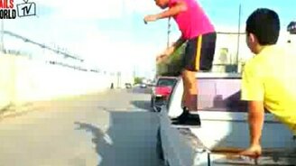 Неудачный бэкфлип с пикапа - смотреть видео (0:41)