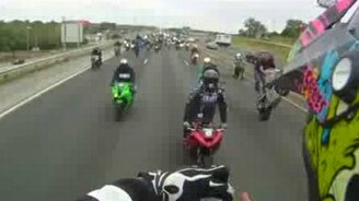 Трюк байкера - взгляд изнутри - смотреть видео (1:46)