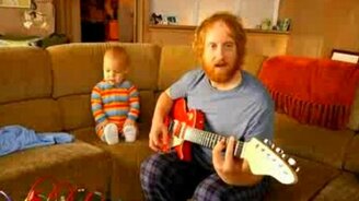 Малыш-гитарист - смотреть видео (0:57)