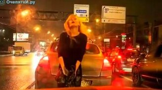 Неудержимая блондинка в пробке - смотреть видео (1:03)
