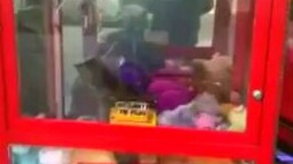 Это что за игрушка в автомате? - смотреть видео (0:11)