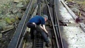 Непростая работа железнодорожника - смотреть видео (1:01)