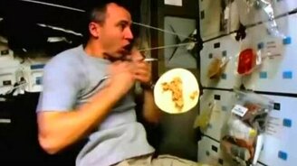 Сложно кушать в космосе - смотреть видео (0:25)