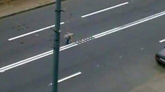 Девушка и дорожная разметка - смотреть видео (0:24)