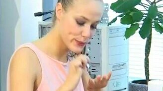 Блондинка-сисадминка - смотреть видео (1:28)