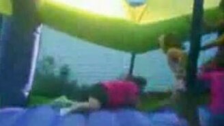 Толстуха на батуте - смотреть видео (0:15)