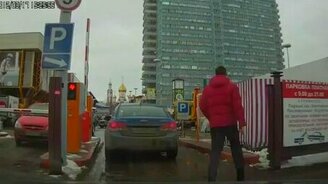 Человек против шлагбаума - смотреть видео (0:20)