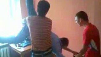 Парень прилип к потолку - смотреть видео (0:25)