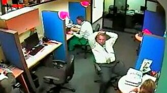 Непрочный стул в офисе - смотреть видео (0:25)