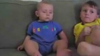 Малыша плющит во сне - смотреть видео (2:06)