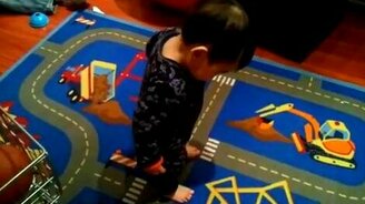 Малыш общается с тенью - смотреть видео (1:40)