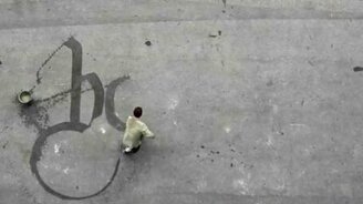 Пишет водой по асфальту - смотреть видео (2:12)