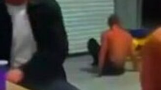 Голова против жалюзийных ворот - смотреть видео (0:15)