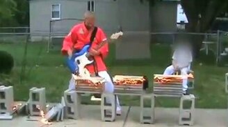 Суровый каратист с гитарой - смотреть видео (0:35)