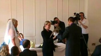 Сова принесла кольца молодожёнам - смотреть видео (0:35)