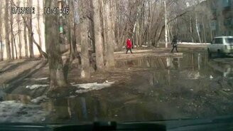 Девушке в красном повезло - смотреть видео (0:23)