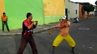 Смешной уличный поединок - смотреть видео (2:05)