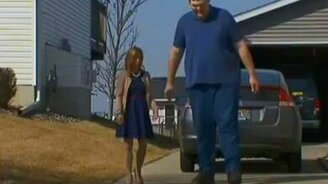 Самый большой человек в мире - смотреть видео (3:03)