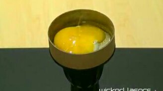 Готовим яичницу на фонарике - смотреть видео (2:23)