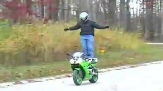 Трюк на мотоцикле не удался - смотреть видео (0:12)