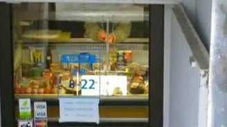 Негигиеничная продавщица - смотреть видео (1:01)