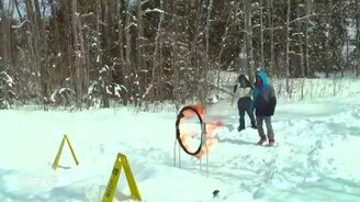 Трюкач-любитель и огненное кольцо - смотреть видео (0:56)