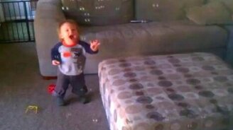 Восторженный малыш - смотреть видео (0:32)