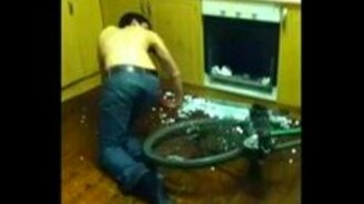 Прокатился на кухне - смотреть видео (0:26)